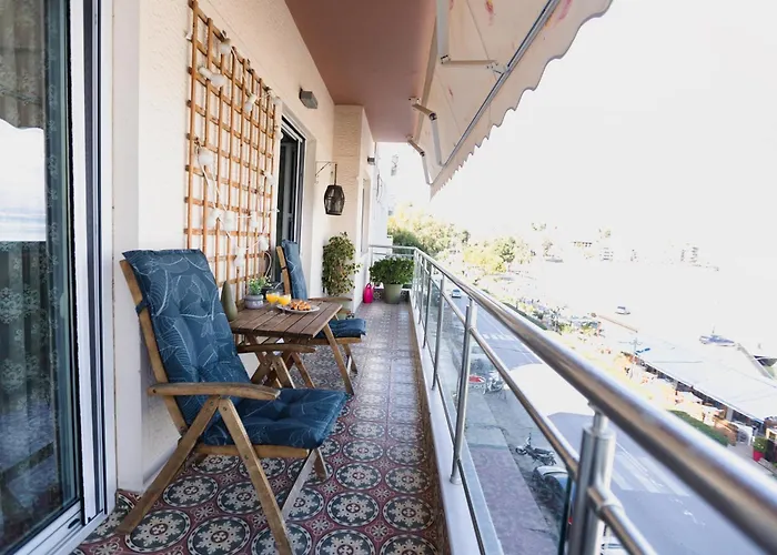 Debbies δίπλα στο νερό #2 ! *