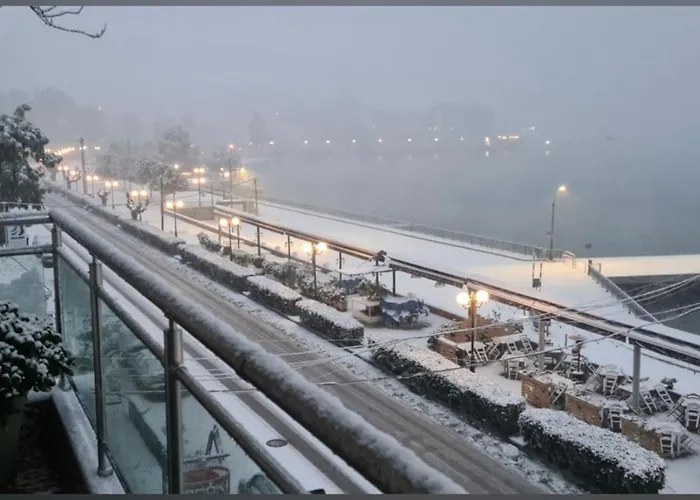 Debbies δίπλα στο νερό #2 ! * Chalkís